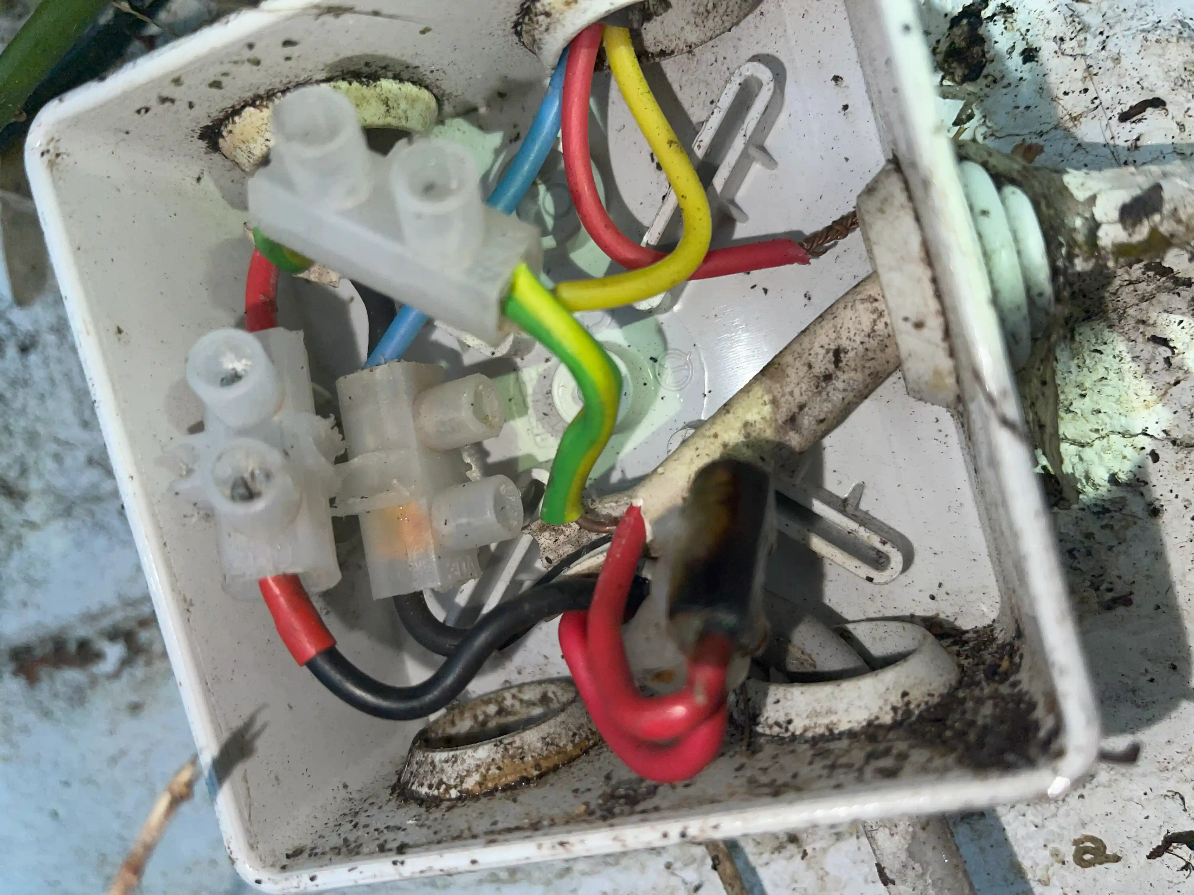 24 Hours Emergency Electrician near Southfields